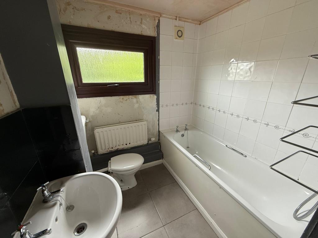 Lot: 157 - HOUSE IN NEED OF IMPROVEMENT - Bathroom of House in need of improvement